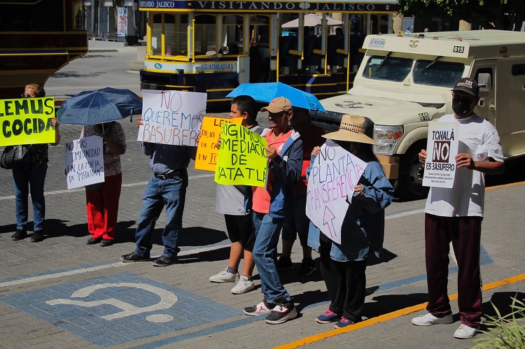 Vecinos de Tonalá se manifiestan contra la basura de Guadalajara